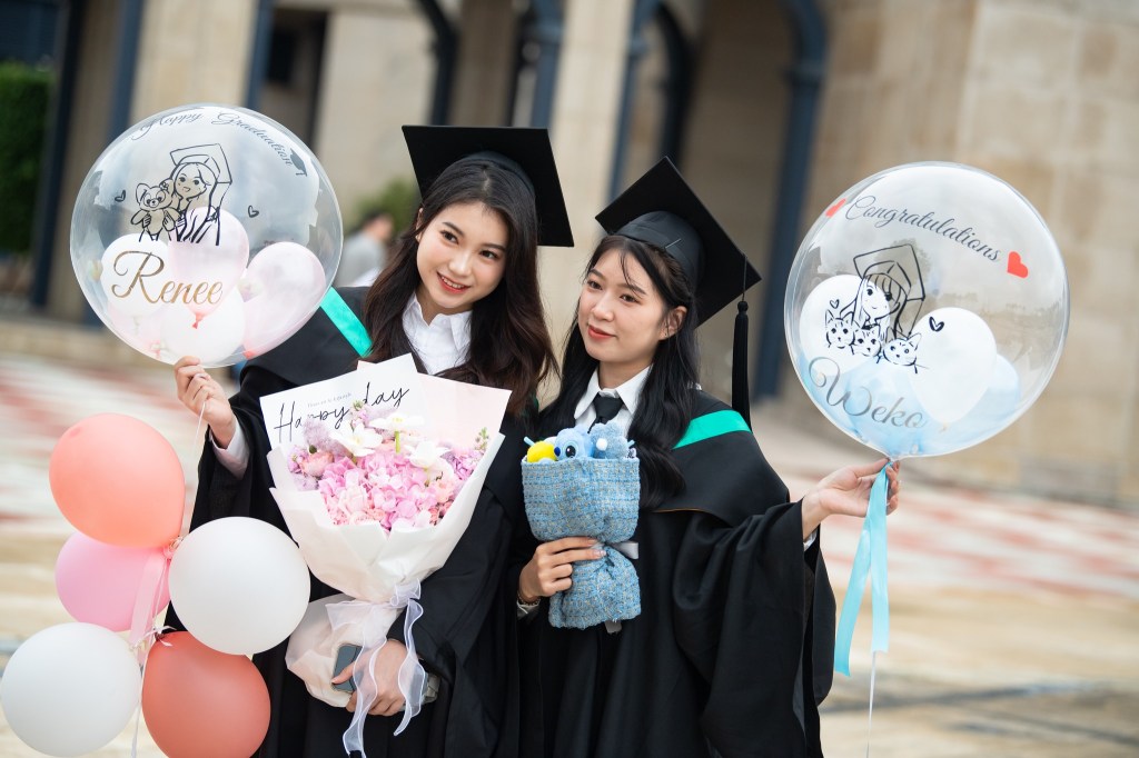 澳門畢業氣球專門店提供個性定做的畢業泡泡氣球，您可以選擇自己喜歡的顏色、款式和字體。我們將根據您的要求，為您定制一款獨一無二的畢業泡泡氣球。請注意，定做人名需時印刷，請提前7個工作天下單製作。